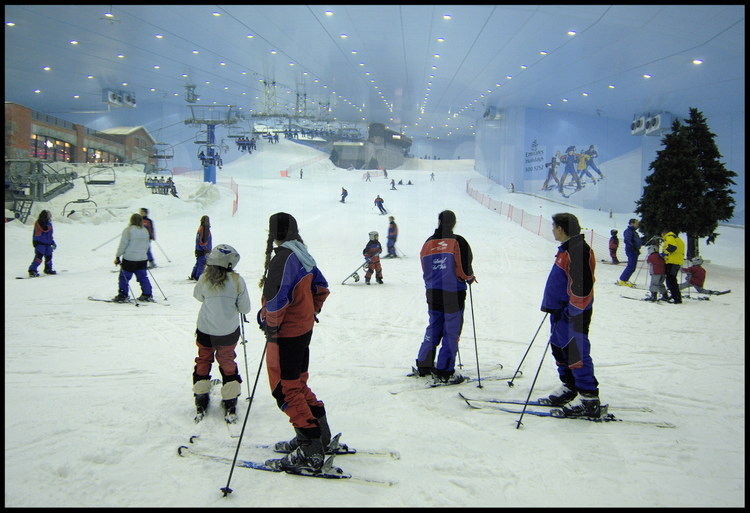 Véritable ville dans la ville, le « Mall of the Emirates » est le troisième plus grand centre commercial du monde. Bien que toutes les grandes marques y soient présentes, la véritable attraction réside dans « Ski Dubaï », la plus grande station de ski « indoor » du monde, qui peut accueillir jusqu'à 1.500 visiteurs à la fois. La structure, qui mesure 84 mètres de haut, abrite cinq pistes, la plus longue mesurant 400 mètres. Les pistes ont été disposées en terrasses pour prévenir tout risque d'avalanche sous le dôme, qui contient 6.000 tonnes de vraie neige. Les plaisirs de l'après-ski sont aussi disponibles dans la station, qui a ses cafés 