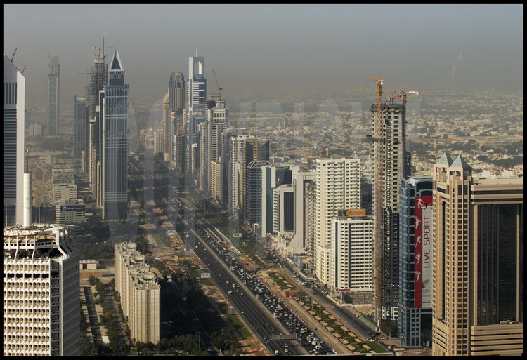 La Sheikh Zayed Road (du nom de l’émir qui fut le créateur de l’émirat) est au cœur du quartier des affaires, où se dressent le Dubai World Centre, les Emirates Towers et le Dubaï International Financial Centre. De chaque côté de cette autoroute à dix voies qui n’en finit plus de s’étendre, s’alignent des gratte-ciel qui forment comme une haie d'honneur et qui sont le symbole du développement effréné ainsi que de la stature internationale et cosmopolite de l’émirat. L'ensemble du district continue de s'étendre vers le sud, en direction d’Abu Dhabi (distant de 140 km), au rythme effréné d'un nouveau building par mois !