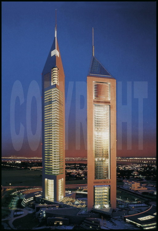 Les Emirates Towers (305 et 355 mètres, actuellement les plus hauts gratte-ciels d'Europe et du Moyen Orient réunis), sur la Sheikh Zayed Road (du nom de l’émir qui fut le créateur de l’émirat). C'est ici le cœur du quartier des affaires, où se dressent aussi le Dubai World Centre et le Dubaï International Financial Centre. De chaque côté de cette autoroute à dix voies qui n’en finit plus de s’étendre, s’alignent des gratte-ciel qui forment comme une haie d'honneur et qui sont le symbole du développement effréné ainsi que de la stature internationale et cosmopolite de l’émirat. L'ensemble du district continue de s'étendre vers le sud, en direction d’Abu Dhabi (distant de 140 km), au rythme effréné d'un nouveau building par mois !