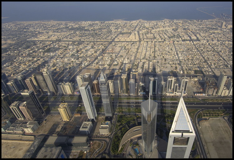 La Sheikh Zayed Road (du nom de l’émir qui fut le créateur de l’émirat) est au cœur du quartier des affaires, où se dressent le Dubai World Centre, les Emirates Towers et le Dubaï International Financial Centre. De chaque côté de cette autoroute à dix voies qui n’en finit plus de s’étendre, s’alignent des gratte-ciel qui forment comme une haie d'honneur et qui sont le symbole du développement effréné ainsi que de la stature internationale et cosmopolite de l’émirat. L'ensemble du district continue de s'étendre vers le sud, en direction d’Abu Dhabi (distant de 140 km), au rythme effréné d'un nouveau building par mois ! A droite, les Emirates Towers (305 et 355 mètres), actuellement les plus hauts gratte-ciels d'Europe et du Moyen Orient réunis.