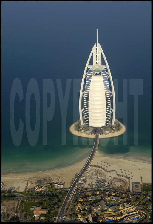 Situé sur une île artificielle à 280 mètres du littoral, l’hôtel Burj Al Arab (la «tour des arabes» en langue locale) est le plus haut hôtel du monde -321 mètres, soit la hauteur de la Tour Eiffel- et le plus luxueux –il est le seul à posséder sept étoiles-. Avec sa forme de voile géante, il est rapidement devenu l’icône de l’émirat. Il a été construit de telle façon que son ombre ne recouvre jamais la plage. Un héliport se trouve au sommet, dépassant le bord de l'hôtel au dessus de l'océan. La construction, dirigée par la compagnie Sud-Africaine Murray & Roberts, a commencée en 1994 et ses portes ont été ouvertes au public le 1er décembre 1999. Le Burj Al Arab ne possède pas de chambres, mais plutôt 202 suites doubles. La plus petite suite occupe une superficie de 196 m2, et la plus grande 780 m2. Les prix varient entre 1 000 $ et 6 000 $ la nuit. Son hall d'entrée possède l’un des plus grand atrium au monde (180 mètres). L’hôtel possède une flotte de 10 Rolls-Royce pour assurer les déplacements de la clientèle!