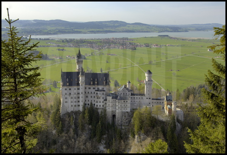 A 100 km env. de Munich, le château de Neuschwanstein est sans conteste le monument le plus célèbre et le plus visité du pays. Devenu l’archétype du château de conte de fées et l’un monuments symboles de toute l’Allemagne, sa notoriété est due à la fois à la personnalité controversée du roi, Guillaume II, qui en fit la commande, à la construction extravagante du bâtiment qui donna au roi le surnom de « Louis XIV bis », et à l’extraordinaire emplacement du château, sur un promontoire rocheux situé aux confins de la plaine bavaroise et de la chaîne des Alpes.