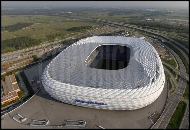 Munich : Alors que le  stade olympique avait en son temps été salué pour son audace architecturale, nul doute que Le Munchner stadion, d’une capacité de  66000 places couvertes, va lui aussi faire parlé de lui avec sa structure de membrane à coussin d’air, réellement innovante, qui le font ressembler à un gigantesque cocon flottant.