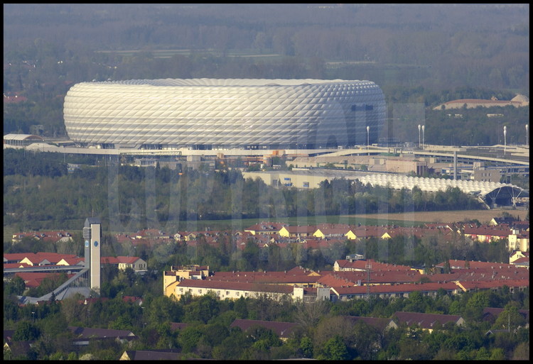 Munich : Alors que le  stade olympique avait en son temps été salué pour son audace architecturale, nul doute que Le Munchner stadion, d’une capacité de  66000 places couvertes, va lui aussi faire parlé de lui avec sa structure de membrane à coussin d’air, réellement innovante, qui le font ressembler à un gigantesque cocon flottant.