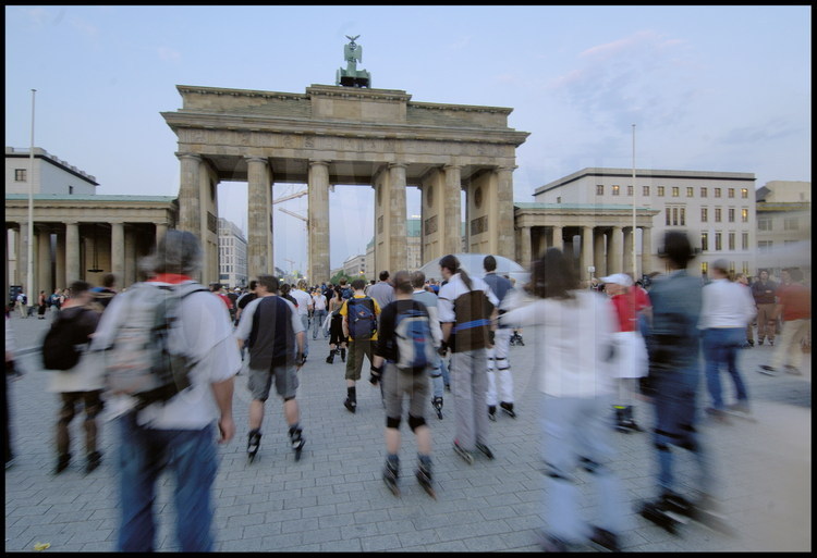 Berlin : longtemps considérée comme le symbole de la division de Berlin, la porte de Brandebourg (ici côté ouest) est le monument qui définit le centre de la ville et qui cristallise aujourd’hui les aspirations de l’Allemagne nouvelle. Construite à la fin du XVIIIème siècle, elle figure dorénavant sur les pièces de monnaies européennes. Coté ouest, des pavés au sol restent la seule la seule marque visible de l’ancien passage du mur.