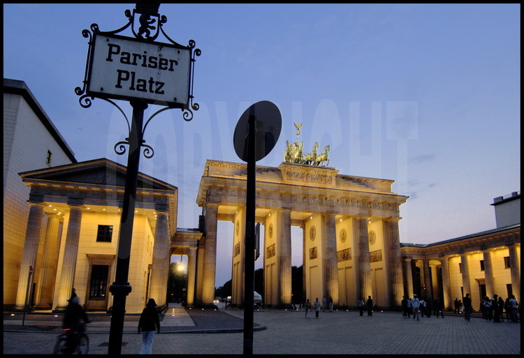Berlin : Longtemps considérée comme le symbole de la division de Berlin, la porte de Brandebourg (ici côté ouest) est le monument qui définit le centre de la ville et qui cristallise aujourd’hui les aspirations de l’Allemagne nouvelle. Construite à la fin du XVIIIème siècle, elle figure dorénavant sur les pièces de monnaies européennes. Coté ouest, des pavés au sol restent la seule la seule marque visible de l’ancien passage du mur.
