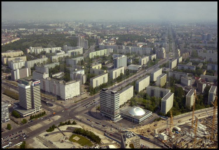 Berlin : Depuis le restaurant panoramique de la tour TV (365 m), située sur l’Alexander Platz, vue sur les quartiers du centre ville de l’ancien Berlin Est. L'étage panoramique offre une vue exceptionnelle sur l'agglomération berlinoise et son centre historique. On se rend compte aussi de l'impressionnante emprise des espaces verts sur la ville.