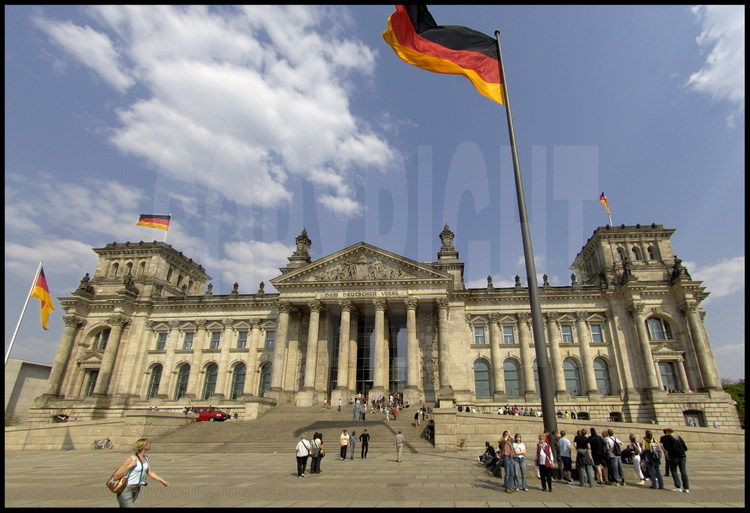Berlin : Construit à la fin du XIXème siècle, le Reichstag a été emballé par l’artiste Christo en 1995 et complètement rénové par Norman Foster pour accueillir la parlement allemand réunifié en 1999. L’œuvre de l’architecte anglais, qui intègre verre et acier tout en respectant la construction originelle, a fait l’unanimité en Allemagne. Déjà près de quatre millions de visiteurs sont venus gravir –l’entrée est gratuite- la promenade hélicoïdale de la célèbre coupole transparente qui permet de découvrir un beau panorama sur le centre ville.