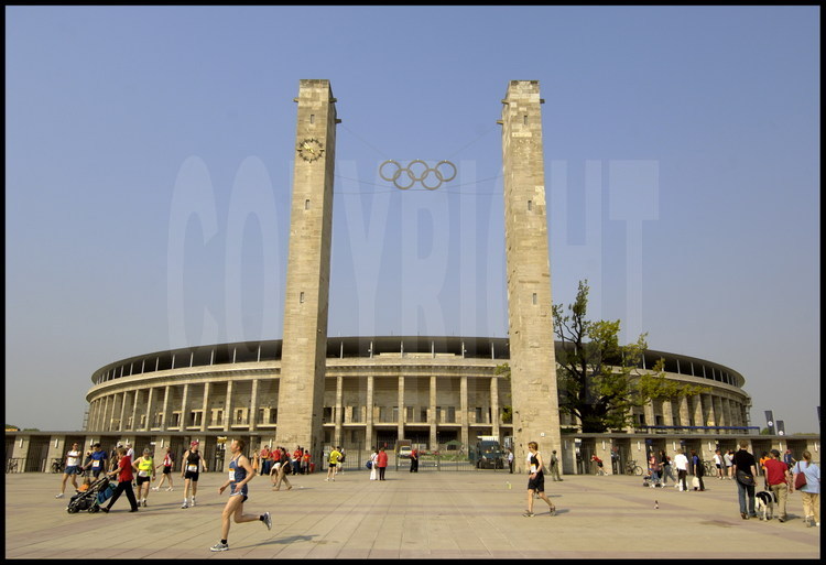 Berlin : Entrée principale de l’Olympiastadion, à l’est de l’enceinte. Anneaux et pylônes datent des jeux olympiques de 1936. D’une capacité de  75000 places couvertes, l’Olympiastadion a été construit par le troisième Reich pour accueillir les Jeux Olympiques de 1936. A l’occasion de cette coupe du monde, il a été redessiné et rénové de fond en comble par l’architecte Werner March. Le nouveau toit a été inauguré en juillet 2004.
