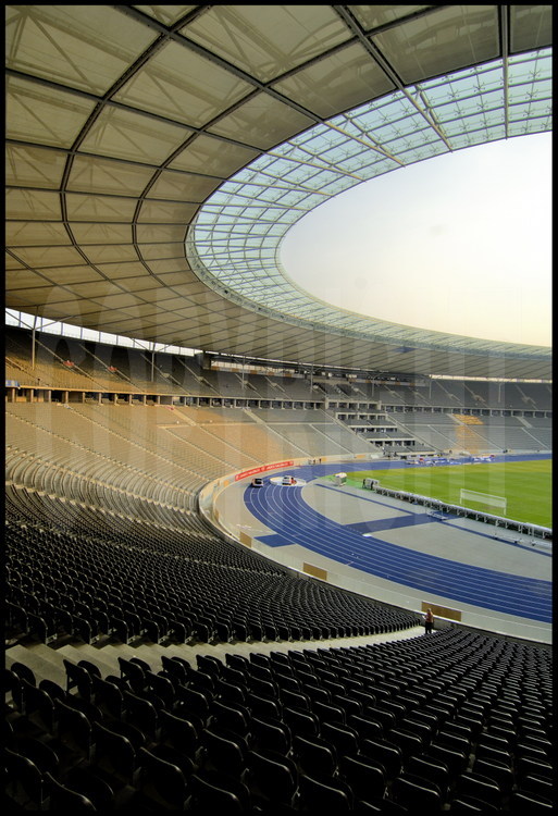 Berlin : Intérieur de l’Olympiastadion depuis la tribune Est. D’une capacité de  75000 places couvertes, l’Olympiastadion a été construit par le troisième Reich pour accueillir les Jeux Olympiques de 1936. A l’occasion de cette coupe du monde, il a été redessiné et rénové de fond en comble par l’architecte Werner March. Le nouveau toit a été inauguré en juillet 2004.
