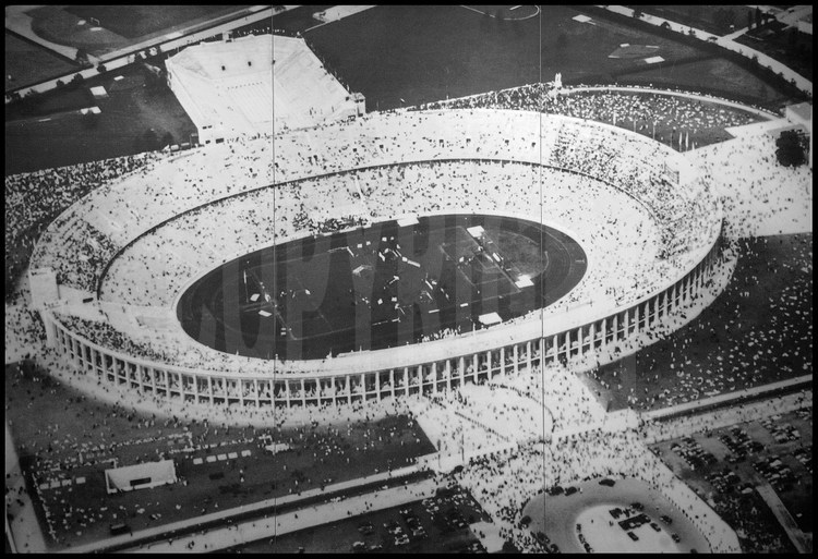 Berlin : L’Olympiastadion à l’époque des Jeux Olympiques de 1936. A l’occasion de la coupe du monde 2006, il a été redessiné et rénové de fond en comble par l’architecte Werner March.