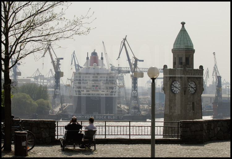 Hambourg : A l’origine de la puissance de la ville, le port de Hambourg est composé de 60 bassins, aligne 68 km de quais, et est le 3ème européen après Anvers et Rotterdam. Les chantiers de construction navale sont spectaculaires et accueillent de prestigieux navires comme ici le paquebot britannique Queen Mary II, en escale de maintenance pour quelques jours.