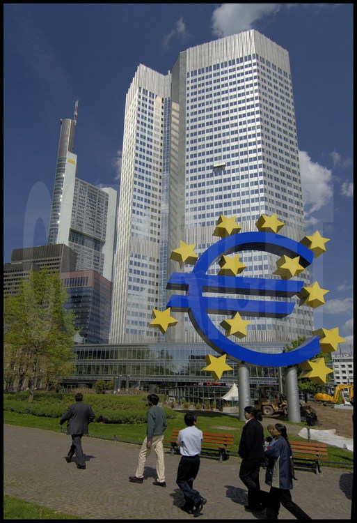 Francfort sur le Main : Sur la Willy Brandt Platz, le siège de la banque centrale européenne.