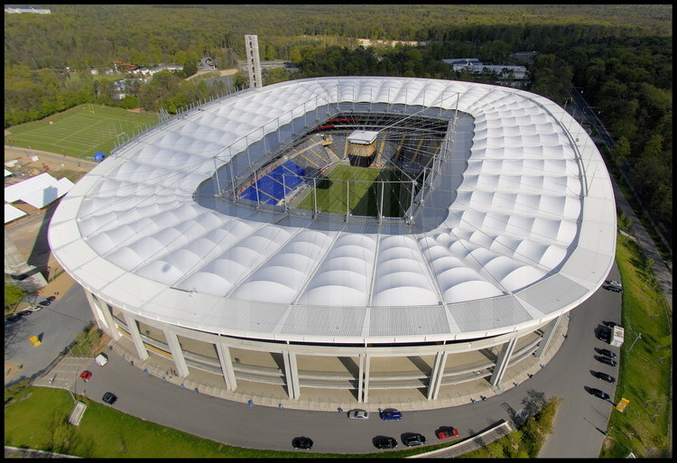Francfort sur le Main : Avec une capacité de 45000 places couvertes, le tout nouveau Waltstadion a été bâti au sud de la ville sur le site d’un ancien stade qui datait des années 1920. Avec son toit amovible, il fait partie des plus modernes d’Allemagne.