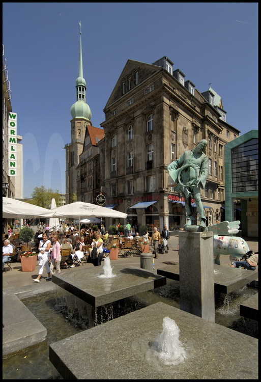 Dortmund : Comme dans la plupart des villes allemandes, le centre ville est aujourd’hui dévolu aux rues piétonnes, au galeries commerçantes, aux restaurants et aux œuvres d’art.