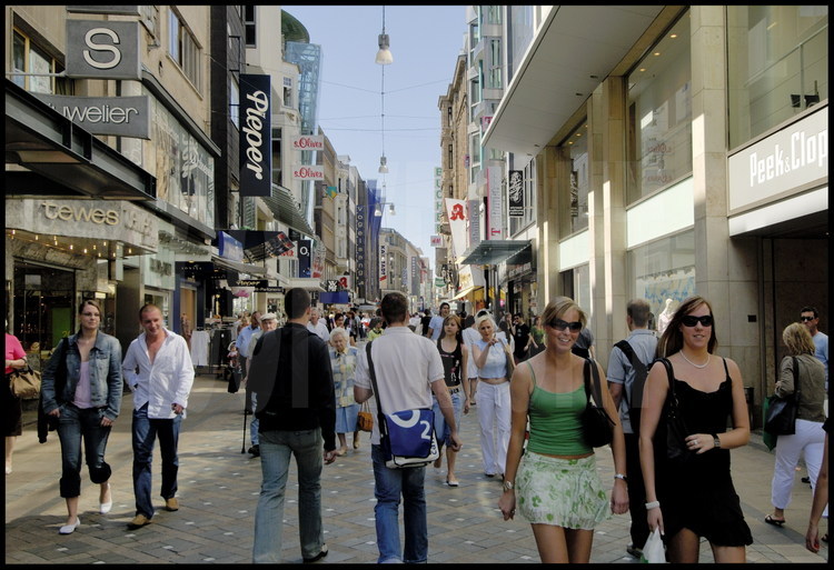 Dortmund : Comme dans la plupart des villes allemandes, le centre ville est aujourd’hui dévolu aux rues piétonnes, au galeries commerçantes, aux restaurants et aux œuvres d’art.