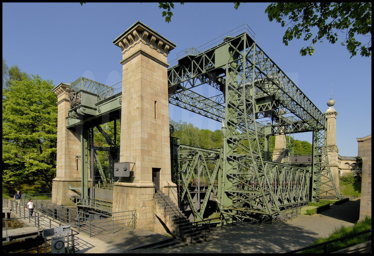 Environs de Dortmund : Inauguré en 1899 par l’empereur Guillaume II, l’élévateur de bateaux  de Henrichebourg, unique en son genre, permettait de franchir le dénivelé de 14 mètres séparant le canal de Dortmund de la rivière Ems.