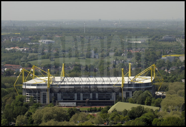 Dortmund : Avec une capacité qui a été portée à 67000 places couvertes, le Westfalenstadion  est devenu le deuxième plus grand stade d’Allemagne et le siège de l’équipe du Borussia Dortmund en Bundesliga.