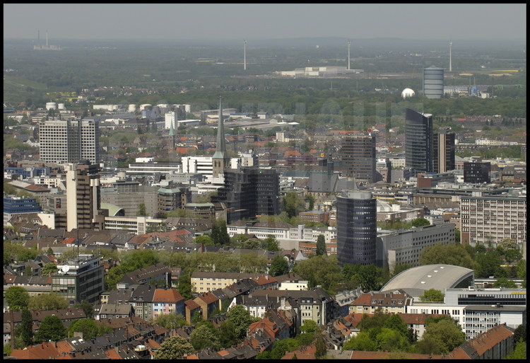 Dortmund : Vue aérienne du centre ville de Dortmund, avec son mélange de constructions contemporaines et d‘habitations plus traditionnelles.