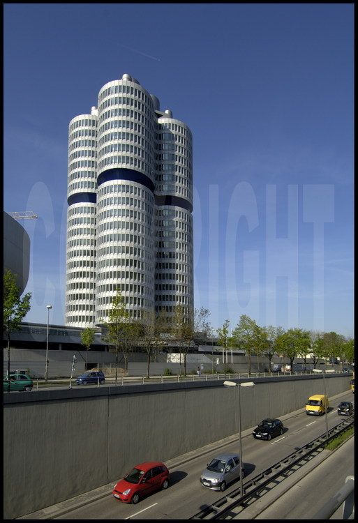 Munich : Située dans les quartiers nord, le berceau du constructeur automobile BMW. Son building, en forme de quatre pistons assemblés, est l’un de plus remarquables de la ville. Un musée présente le développement technique et les perspectives d’avenir de cette firme qui fait travailler de nombreux munichois depuis 1916.