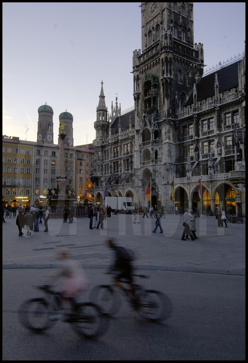 Munich : C’est sur la Marientplatz, au centre de la ville historique, que bat le cœur de Munich. Au centre de la place, la colonne de Marie (patronne de la Bavière) et le carillon du nouvel hôtel de ville de style néo-gothique. Ce dernier est une véritable attraction: des danses de tonneliers et le tournoi des noces princières sont reconstitués par des automates.