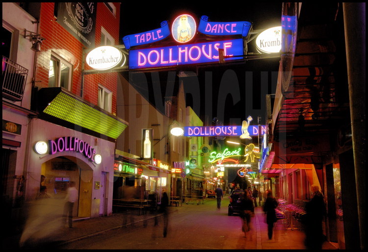 Hambourg : La Grosse Freheit strasse, dans le quartier de Sankt Pauli, est à Hambourg ce que le Red District est à Amsterdam : un lieu où jeu, alcool, drogue et prostitution ont quartier libre. C’est aussi au n° 36, dans l’un des bars musicaux de la rue, que les Beatles rencontrèrent, en 1960, le succès pour la première fois.