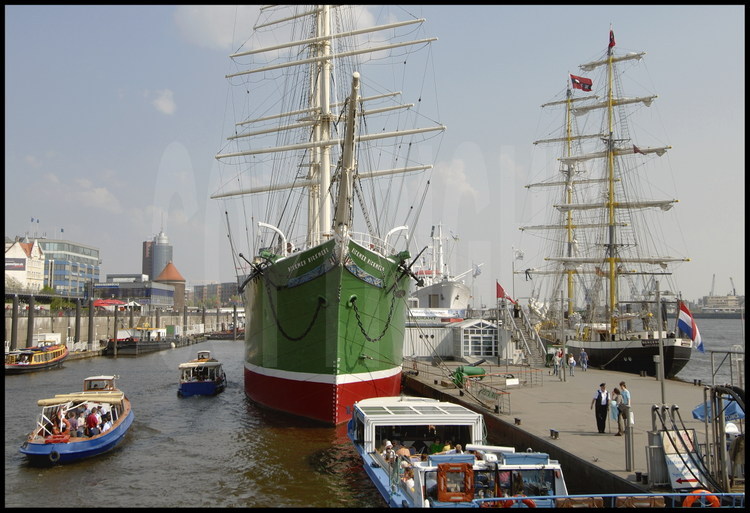 Hambourg : Le long de l’Elbe, sur les quais publics du port de Hambourg, une foule bigarrée composée de marins, de « commuters » et de touristes.