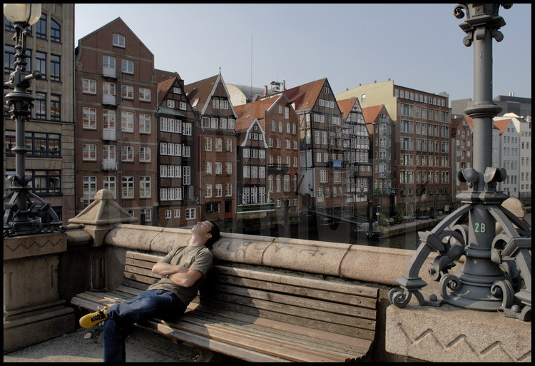 Hambourg : Vue de la Nikolai fleet depuis le pont Hobe Brucke. C’est ici que subsiste les dernières maisons médiévales en bordure de canal de la ville, laquelle compte pas moins qui compte pas moins de 64 km de canaux et de plus de 2000  ponts !
