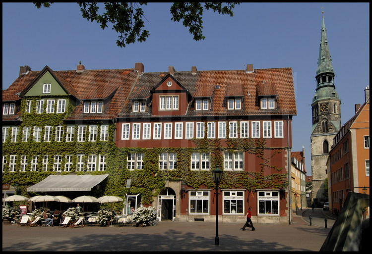 Hanovre : Miraculeusement épargnée par les 88 bombardements de 1940-1945, la Marktplatz est le centre de gravité de la vieille ville. On y trouve l’admirable Altes Rathaus, ancien hôtel de ville du 15es.