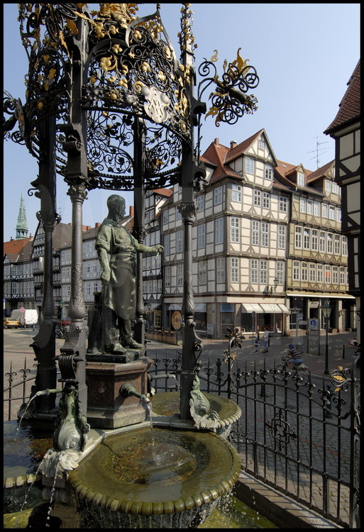 Hanovre : Sur la Karmastrasse, dans le centre de la vieille ville, une fontaine et une statue dédiées au philosophe Leibnitz.