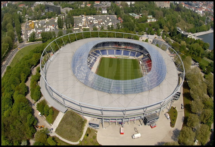 Hanovre : Il a fallu déplacer l’ancienne enceinte pour bâtir le tout nouveau Hannoverstadion, d’une capacité de 45000 places assises. D’un coût total de 63 millions d’euros,  il est situé à seulement 2,5 km du centre ville.