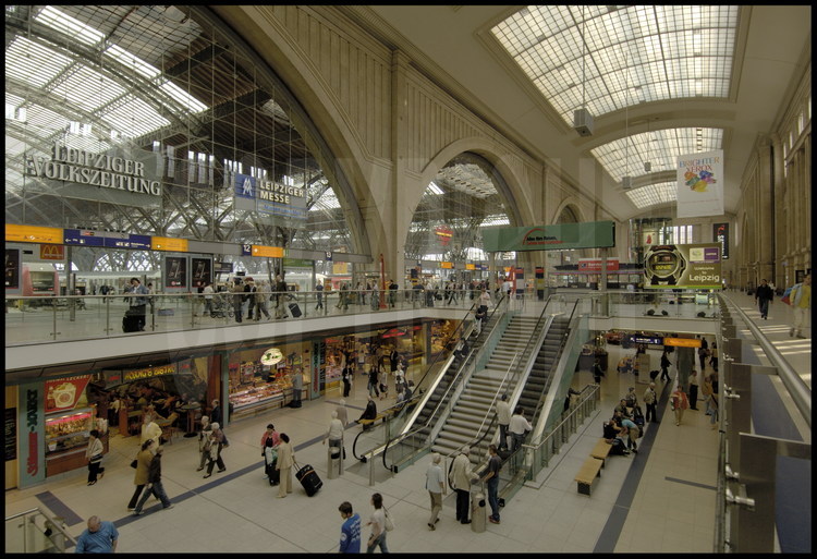 Leipzig : avec son hall transversal de 267 mètres de long, la gare de Leipzig est la plus importante tête de ligne d’Europe. Dans un état délabré il y a encore quelques années, elle a bénéficié d’une restauration accélérée des halls d’accueils ainsi que de la construction d’un immense centre commercial de 30000 m2 sur trois niveaux..