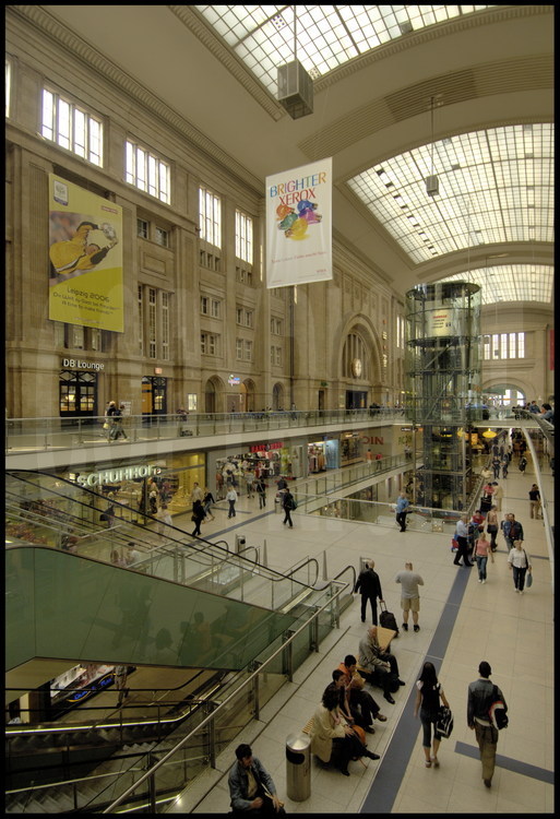 Leipzig : Avec son hall transversal de 267 mètres de long, la gare de Leipzig est la plus importante tête de ligne d’Europe. Dans un état délabré il y a encore quelques années, elle a bénéficié d’une restauration accélérée des halls d’accueils ainsi que de la construction d’un immense centre commercial de 30000 m2 sur trois niveaux..
