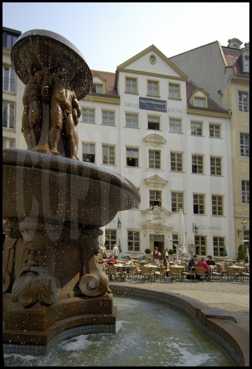 Leipzig : Dans la vieille ville, la façade du Zum Arabischen Coffee Baum, plus ancien café-restaurant d’Europe (on le mentionne pour la première fois en 1664). Schumann, Listz, Wagner, Bach et Goethe était des habitués.