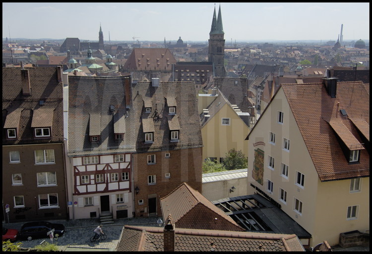 Nuremberg : Depuis le pied du Kaiserburg, vue sur la vieille ville et l’église Notre Dame (Frauenkirche).