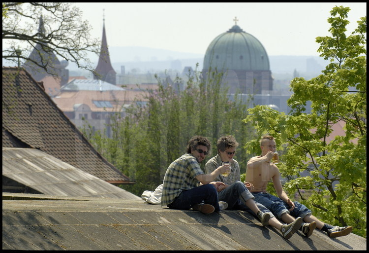 Nuremberg : Dès les premiers beaux jours, jeunes et étudiants se retrouvent sur les remparts qui entourent la vielle ville médiévale.