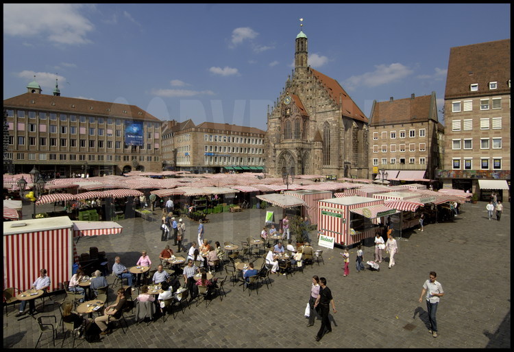 Nuremberg : Cœur historique de la ville, la très belle place du grand marché (Haupmparkt) est encadrée d’édifices étonnants comme la fontaine Schöner Brunnen (actuellement en travaux), ainsi que l’église Notre Dame (Frauenkirche). A la Saint Nicolas, c’est ici que se tient le plus célèbre marché de Noël d’Allemagne.