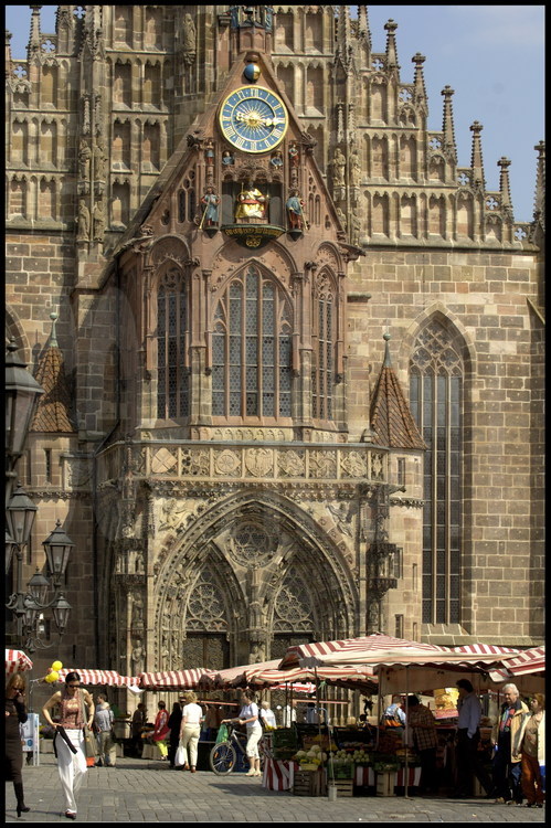 Nuremberg : Cœur historique de la ville, la très belle place du grand marché (Haupmparkt) est encadrée d’édifices étonnants comme la fontaine Schöner Brunnen (actuellement en travaux), ainsi que l’église Notre Dame (Frauenkirche). A la Saint Nicolas, c’est ici que se tient le plus célèbre marché de Noël d’Allemagne.