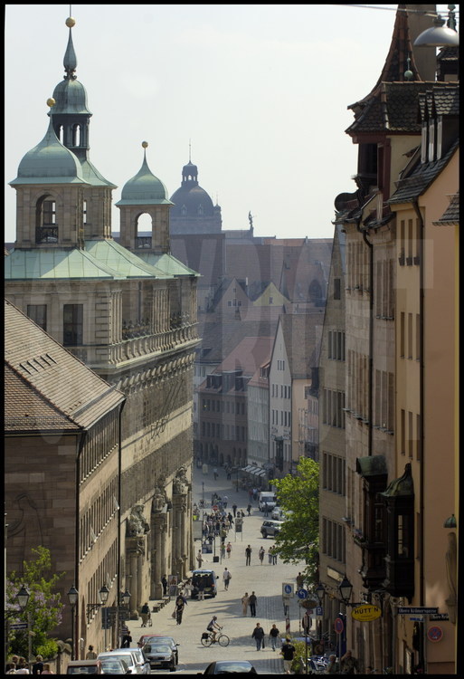 Nuremberg : Depuis le pied du Kaiserburg, vue sur la Burgstrasse, qui va du château à la place du marché.