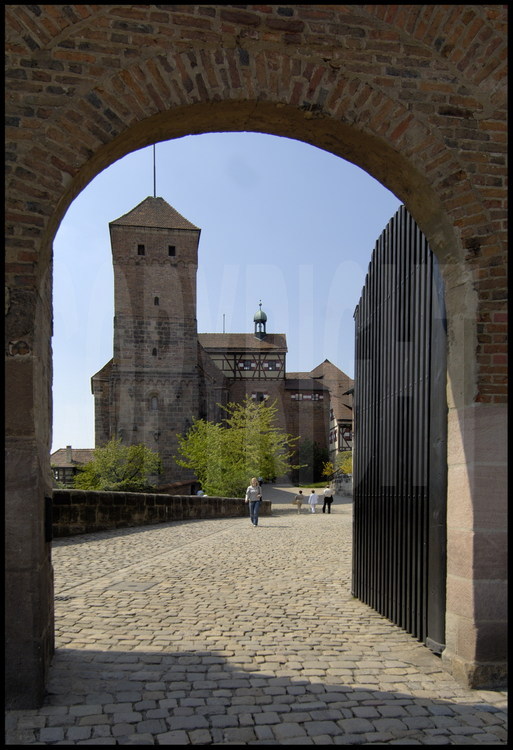 Nuremberg : Situé sur une colline qui délimitait le nord de la ville médiévale, le Kaiserburg abrita les empereurs d’Allemagne jusqu’à la seconde moitié du XVIème siècle.  Aujourd’hui, Nuremberg est l’une des seules villes du pays qui ai conservé son enceinte médiévale, avec soixante sept tours de défense encore en état.