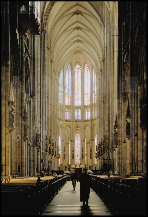 Cologne : La nef (144m de long, 45m de large, 43,5m de haut) vue depuis l’entrée ouest. Avec près de 6 millions de visiteurs par an, la cathédrale de Cologne est le monument  le plus visité d’Allemagne et l’une des images les plus populaires du pays. Classé au patrimoine mondial de l’Unesco à l’occasion de son 750ème anniversaire, l’édifice culmine à 157 mètres. Cette véritable prouesse architecturale a débuté en 1248 et s’est achevée en… 1880 !