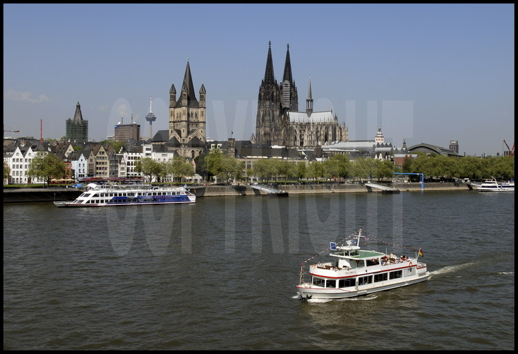 Cologne : Depuis le pont du Deutzer Brucke, vue sur le Rhin et, de gauche à droite, la tour de télévision, l’église St Martin la grande, la cathédrale de Cologne et la gare centrale