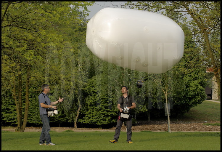 Le photographe Stéphane Compoint et son assistant Xavier Defaix en situation de prise de vue aérienne à l’aide de leur ballon à hélium radio-commandé depuis le sol.