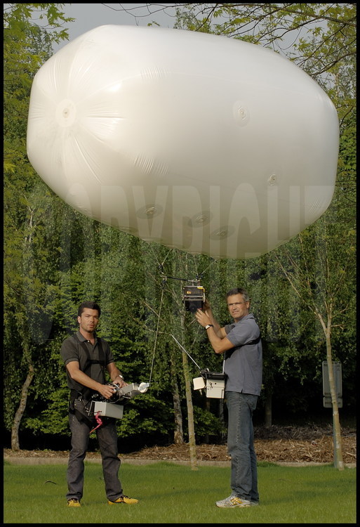Le photographe Stéphane Compoint et son assistant Xavier Defaix en situation de prise de vue aérienne à l’aide de leur ballon à hélium radio-commandé depuis le sol.
