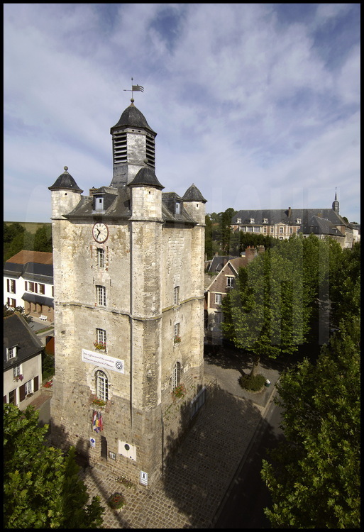 De Saint-Riquier, on connaît surtout l’abbaye, célèbre pour le festival de musique classique programmé chaque été. Le beffroi est plus discret et plus sobre, moins imposant avec ses dix-huit mètres de haut, il se situe à l’écart. À la base de cette tour carrée en grès, une plaque indique que Jeanne d’Arc, prisonnière et conduite à Rouen pour y être jugée puis brûlée, passa à cet endroit en novembre 1430. Construit en 1283, le beffroi a subi au fil des siècles de multiples transformations. Le sous-sol, qui abritait autrefois le cachot, a été comblé. Le rez-de-chaussée accueille aujourd’hui le syndicat d’initiative. À l’étage supérieur, une autre pièce fait office de grenier. On y a stocké d’anciens instruments de la fanfare communale, aujourd’hui disparue... ainsi que les photos officielles des anciens présidents de la République, de Coty à Mitterrand. Au second, la pièce est vide mais la vue sur le village imprenable. Le troisième niveau conserve l’ancien mécanisme de la cloche, quatre fois centenaire, électrifiée en 1968. Cette cloche, il faut terminer l’ascension par une échelle pour y accéder.