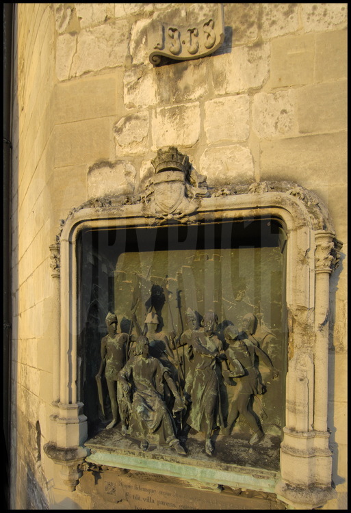 Bas-relief situé au niveau du premier étage du beffroi d'Abbeville.