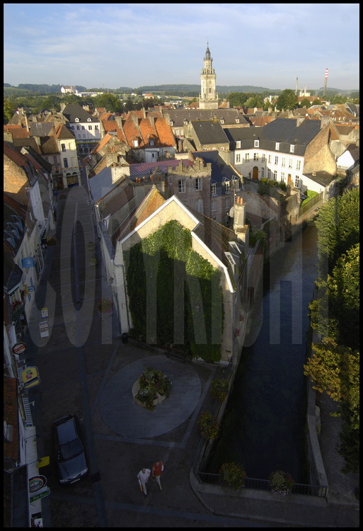 Le beffroi en arrière plan du centre ville de Hesdin, ou coule la Canche (rivière qui est en fait un fleuve).