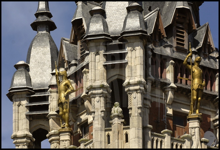 Le parement est composé de briques creuses rouges de Courtrai et de sculptures de pierres blanches. Le sommet de la tour est doté d’une multitude de clochetons très ouvragés et recouvert d’ardoise. Tout en haut, un dragon de cuivre repoussé veille sur Calais unifiée.