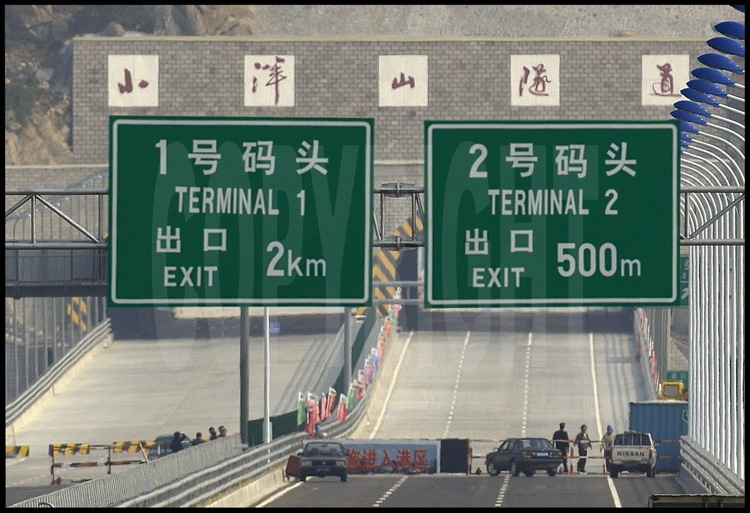 Novembre 2005. Sur le tablier du pont de Donghai, un mois avant son ouverture officielle. A la hauteur du point kilométrique 32, 500 m avant l’arrivée au port en eaux profondes de Yangshan.