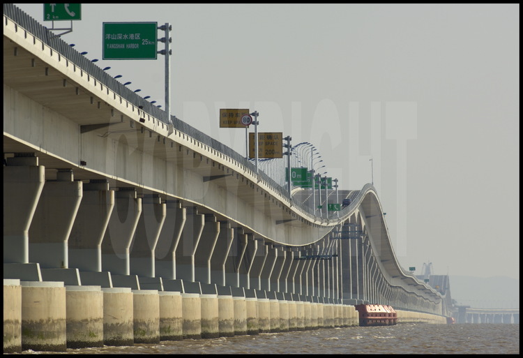 Le pont de Donghai entre les points kilométriques 7 et 15, cinq mois plus tard, en novembre 2005. Au second plan, l’élévation 1, qui permet le passage des navires de moyen tonnage (1000 tonnes maximum). Au troisième plan, l’élévation 2, cinq kilomètres plus loin. Le pont est posé sur 670 séries de pylônes, tandis que l’espace entre chaque pilier est de cinquante mètres.
